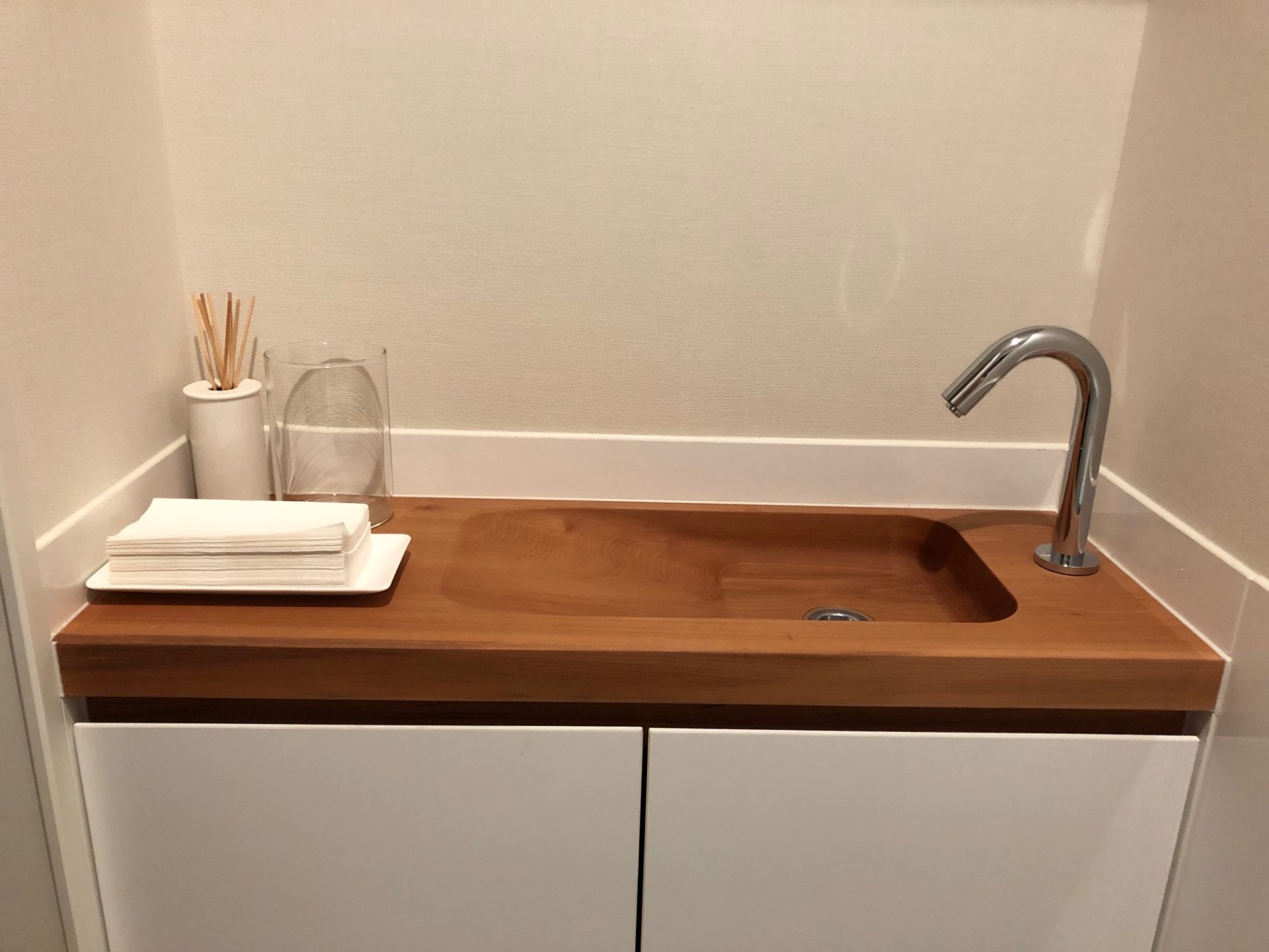 トイレで使う木製の手洗いボウル