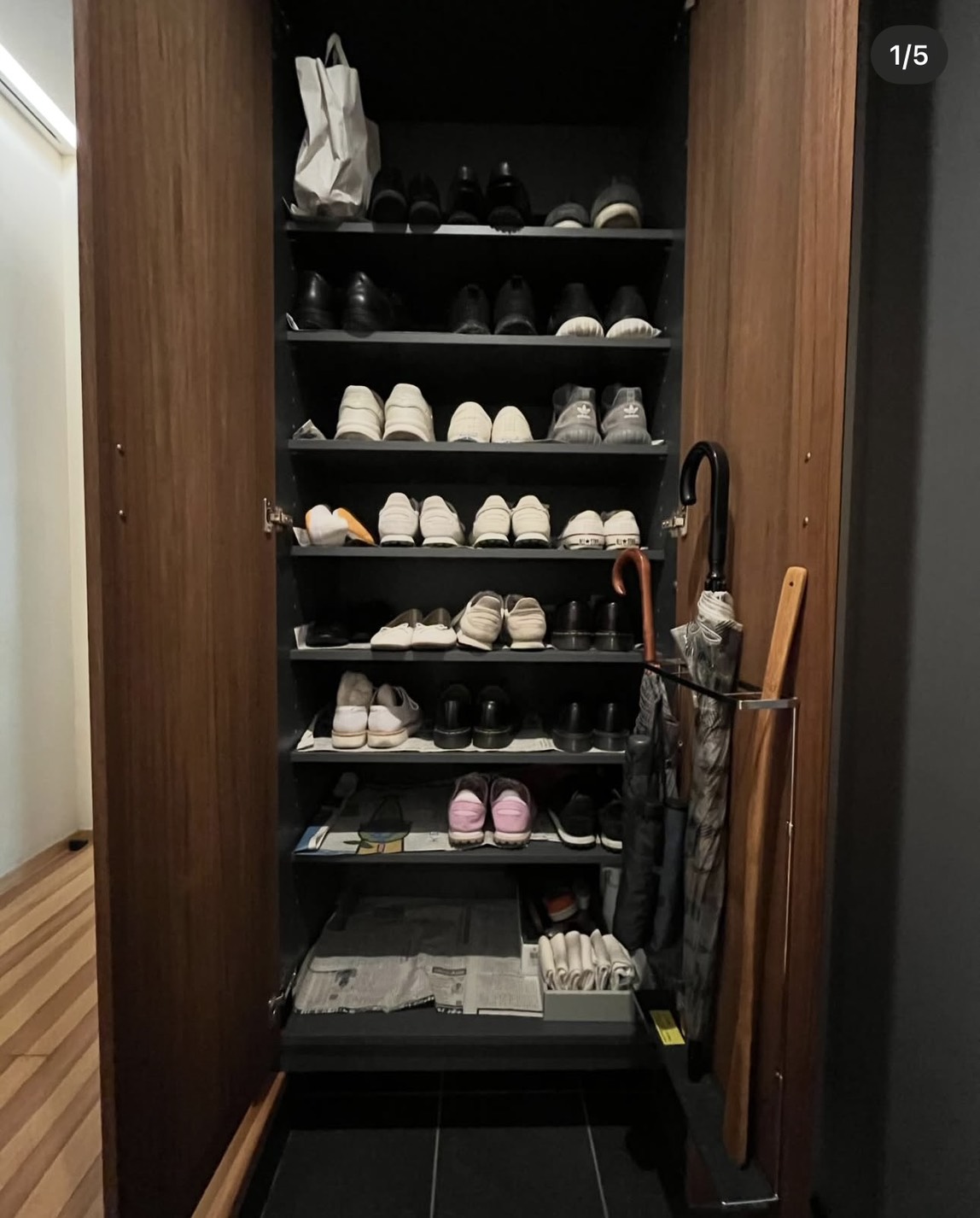 靴箱の中の靴を全部出した様子