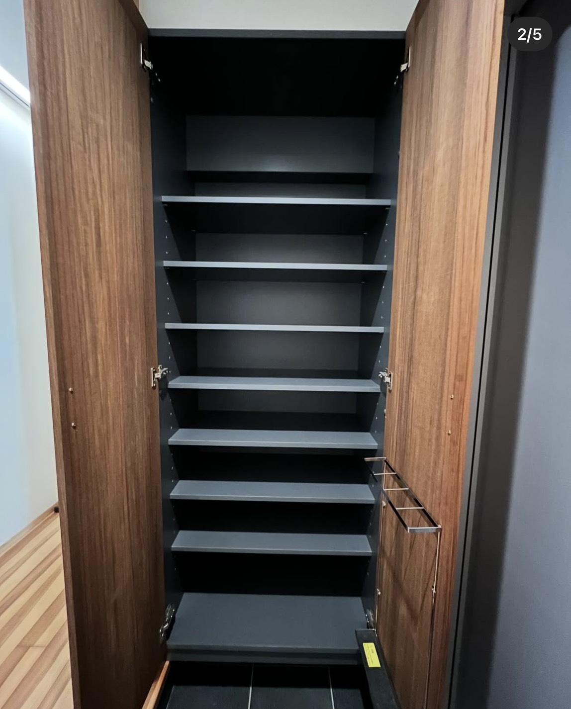 空になった靴箱の内部